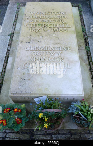 Winston und Clementine Churchills Grab in St. Martin's Church Yard, Bladon, England, Großbritannien Stockfoto