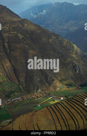 Südamerika, Peru, Cuzco, Sacred Valley, Urubamba, Erhöhter Blick auf Pisac Dorf und im Vordergrund, alte Inka Landwirtschaft Terrassen Stockfoto