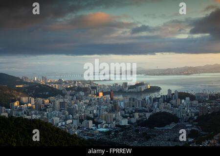 Botafogo & Flamengo Vierteln, Sao Joao Baptista Friedhof (Vordergrund, Begräbnisstätte von Carmen Miranda), Guanabara Bay, Rio de Janeiro, Brasilien Stockfoto