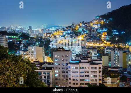 Ansicht des Tabajaras Favela und Wohnblocks in städtischen Copacabana, Rio de Janeiro, Brasilien Stockfoto