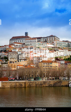 Die Skyline des alten Zentrums der mittelalterlichen Stadt Coimbra, mit der Universität und Oberstadt auf dem Hügel und dem Fluss Mondego, Portugal Stockfoto