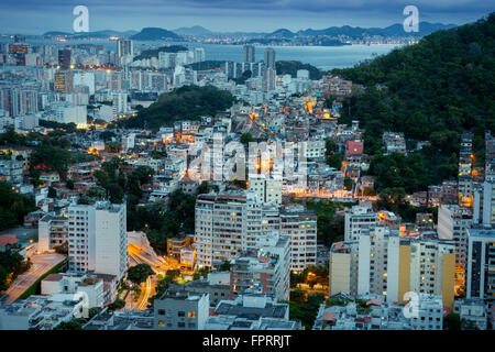 Erhöhte Nachtansicht der Tabajaras Favela und Botafogo Nachbarschaft mit Guanabara Bucht, Rio de Janeiro, Brasilien Stockfoto