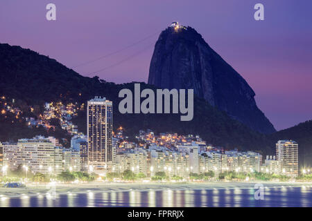 Anzeigen von Leme in Copacabana mit dem babilonia Favela hinter und Zuckerhut oben, Rio de Janeiro, Brasilien Stockfoto