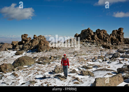 WY01324-00... WYOMING - Wanderer auf Bergrücken führt zu den Bären Ohren auf frische, späten Sommer, Schnee im Popo Agie Wildnisgebiet. Stockfoto