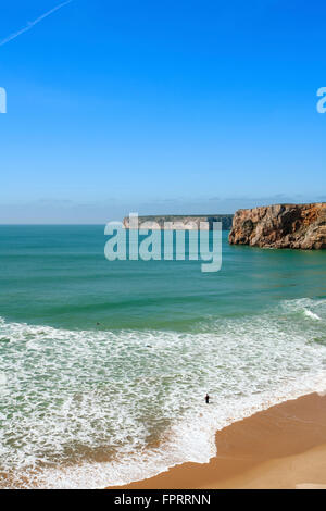 Portugal, Algarve, Vila do Bispo, Sagres, Beliche Strand, Fernansicht von Surfern, Klippen und Atlantik, unberührter Strand, Kopierraum, blauer Himmel Stockfoto