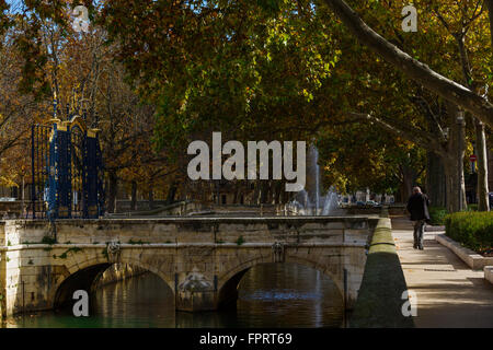 Quai De La Fontaine, Kanal im Zentrum von Nîmes, Gard, Frankreich Stockfoto