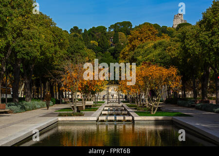 Avenue Jean Jaurès vor Jardins De La Fontaine, Nimes, Gard, Frankreich Stockfoto