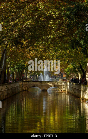 Quai De La Fontaine, Kanal im Zentrum von Nîmes, Gard, Frankreich Stockfoto