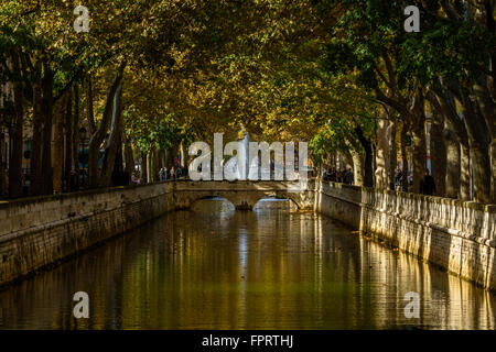 Quai De La Fontaine, Kanal im Zentrum von Nîmes, Gard, Frankreich Stockfoto