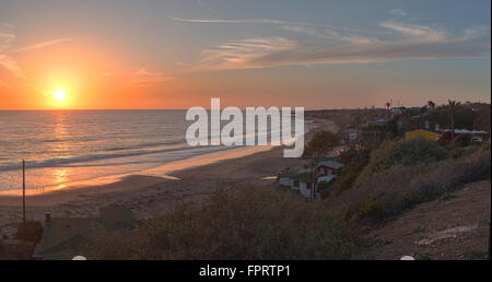 Auf dem Land entlang Crystal Cove Beach, auf der Newport Beach und Laguna Beach Linie in Südkalifornien bei Sonnenuntergang Stockfoto