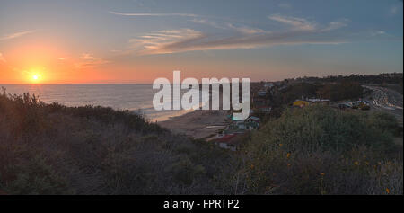 Auf dem Land entlang Crystal Cove Beach, auf der Newport Beach und Laguna Beach Linie in Südkalifornien bei Sonnenuntergang Stockfoto