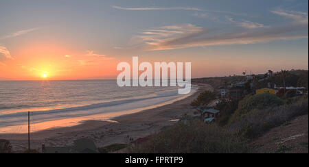 Auf dem Land entlang Crystal Cove Beach, auf der Newport Beach und Laguna Beach Linie in Südkalifornien bei Sonnenuntergang Stockfoto