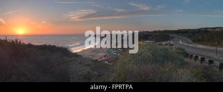 Auf dem Land entlang Crystal Cove Beach, auf der Newport Beach und Laguna Beach Linie in Südkalifornien bei Sonnenuntergang Stockfoto