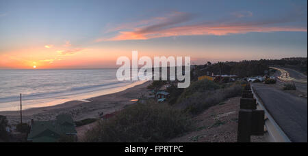 Auf dem Land entlang Crystal Cove Beach, auf der Newport Beach und Laguna Beach Linie in Südkalifornien bei Sonnenuntergang Stockfoto