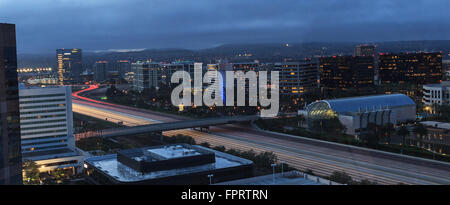 Stadt Lichter Autobahn Luftaufnahme von Newport Beach, Kalifornien in Orange County in der Abenddämmerung. Stockfoto