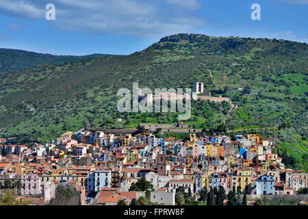 Stadtansicht mit Burg Castello Malaspina, Bosa, Sardinien, Italien Stockfoto