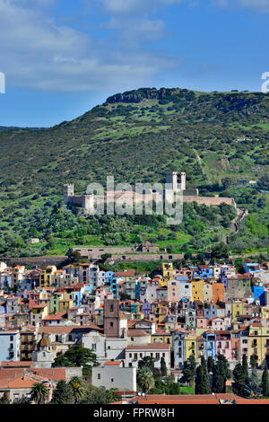 Stadtansicht mit Burg Castello Malaspina, Bosa, Sardinien, Italien Stockfoto