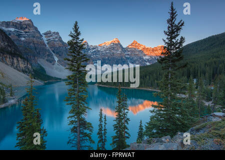 Moraine Lake, Gletschern gespeisten See im Abendlicht, Tal des Ten Peaks, kanadischen Rocky Mountains, Banff National Park Stockfoto