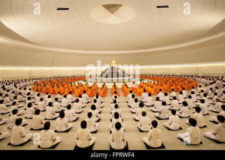 Mönche meditieren im Ortsteil Phramonkolthepmuni Meditation Hall, Phra Mongkol Thepmuni Memorial Hall, Khlong Luang Stockfoto