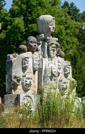 Groteske Skulpturen in gemischte Stile der verschiedenen Epochen durch Max Buchhauser Skulptur Garten Max-Buchhauser-Garten, Regensburg Stockfoto