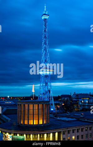 Blau beleuchtete Funkturm in der Abenddämmerung, Halle 16, Messegelände, Messe Berlin, Berlin, Deutschland Stockfoto