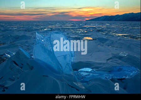 Transparente Eiszapfen bei Sonnenuntergang. Stockfoto