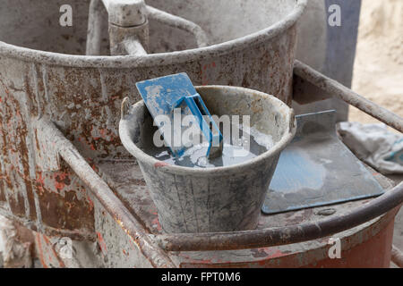 Kelle in Eimer Zement auf Beton Betonmischer Maschine Stockfoto