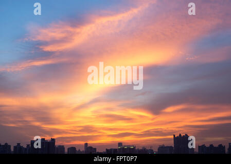 flammende Wolke in der Nacht und die Skyline der Stadt Guangzhou Stockfoto