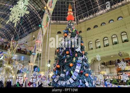 Moskau, Russland - 5. Januar 2016: Große geschmückter Weihnachtsbaum im GUM Stockfoto