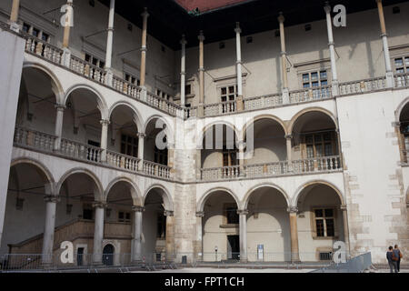 Polen, Krakow (Krakau), Wawel-Schloss Hof, abgestufte Arkaden, Kolonnade im Renaissance-Stil Stockfoto