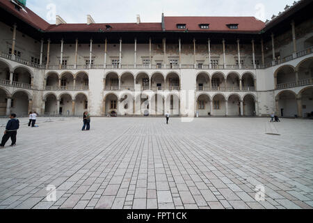 Polen, Krakow (Krakau), Wawel-Schloss Hof, abgestufte Arkaden im Renaissance-Stil, Kolonnade Stockfoto