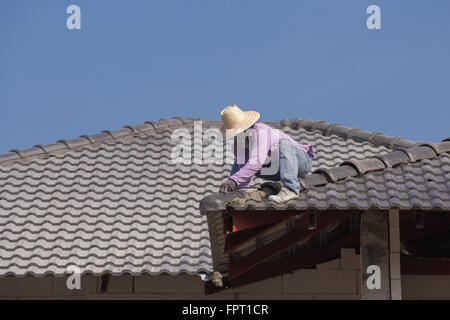 Bauarbeiter, die Installation von Dachziegeln für Wohnungsbau Stockfoto