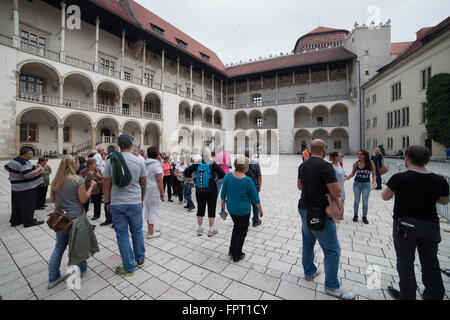 Polen, Krakow (Krakau), Wawel-Schloss Hof, Gruppe von Touristen, Leute auf Sightseeing-Tour, abgestufte Arkaden in Renaissance St. Stockfoto