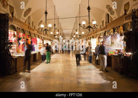 Polen, Krakow (Krakau) Stadt in der Nacht, Sukiennice - Tuchhallen Interieur mit Menschen, Touristen Stockfoto