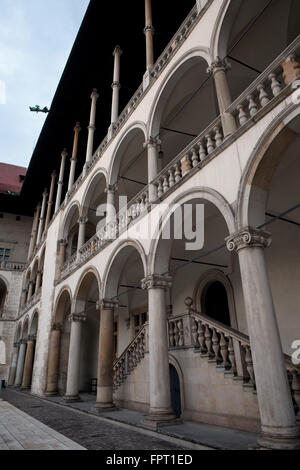 Polen, Krakow (Krakau), Wawel-Schloss Hof, abgestufte Arkaden im Renaissance-Stil, Kolonnade Stockfoto