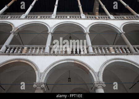 Polen, Krakow (Krakau), Wawel-Schloss Hof, Renaissance-Stil-Bögen, Arcade, Kolonnade Stockfoto