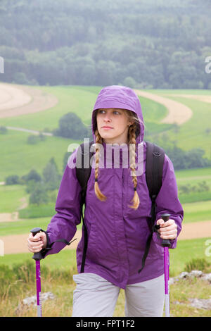 Junge Frau an einem regnerischen Tag Stockfoto