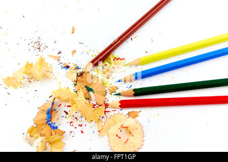 Fünf farbige Stifte und ein Haufen Späne Stockfoto