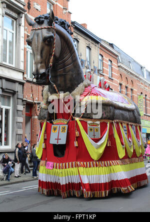 AALST, Belgien, 7. Februar 2016: "Ros Balatum" bewegt sich durch die Straßen von Aalst während der jährliche Karnevalsumzug. Stockfoto