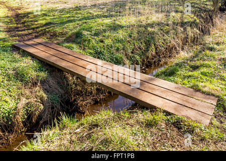 Kleine Simpel Brücke über einen Bach Stockfoto