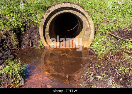 Wasser läuft zu einem Wasserstrom aus einem Abwasserkanal Stockfoto