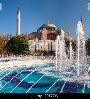 Die schöne Hagia Sofia und der Brunnen in Istanbul. Stockfoto