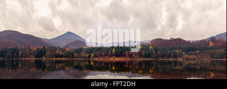Panoramic view of a lake shore in the mountains on a cloudy autumn day. Stockfoto