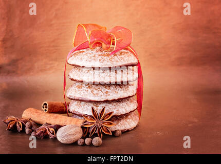 Band gebunden Schokolade Lebkuchen mit Gewürzen auf einem Pergament-Papier-Hintergrund. Stockfoto