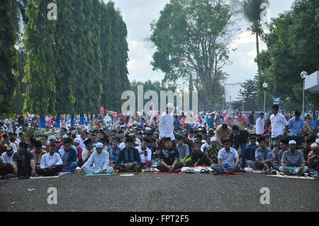 Indonesische Moslems versammelten sich in Air Force Residenz Feld in Makassar, Indonesien, statt Eid Al-Fitr Gebet am Ende feiern Stockfoto