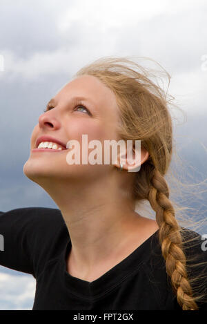 Junge, glückliche Frau Blick den Himmel Stockfoto