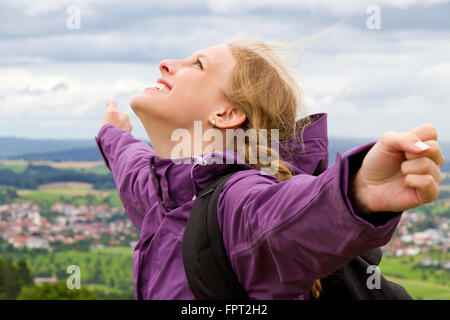 Junge Frau glücklich den Tag genießen Stockfoto