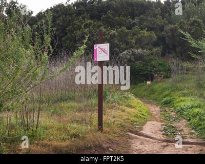 Wandern durch Montes del Agua, Weg markieren und Zeichen verbietet Biker auf einem Wanderweg in der Nähe von Erjos del Tanque, Teneriffa-Spanien Stockfoto