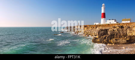 Der Portland Bill Leuchtturm auf der Isle of Portland in Dorset, England an einem sonnigen Tag. Stockfoto