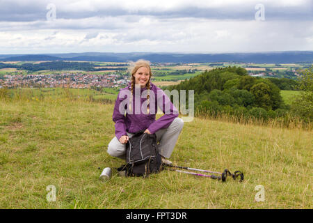 Junge Frau ruht auf einem Berg Stockfoto